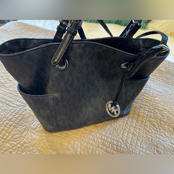 Michael Kors tote - Picture 1 of 3